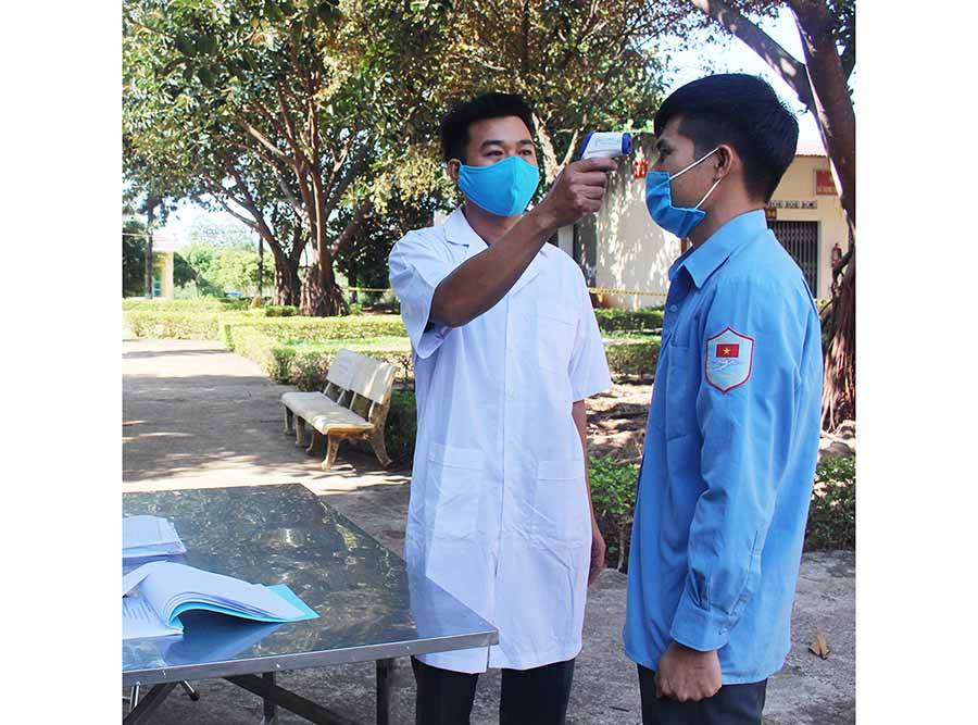 Cán bộ, chiến sĩ Đội K52 được đo thân nhiệt 2 lần/ngày tại khu cách ly tập trung. Ảnh: N.G Cán bộ, chiến sĩ Đội K52 được đo thân nhiệt 2 lần/ngày tại khu cách ly tập trung. Ảnh: N.G