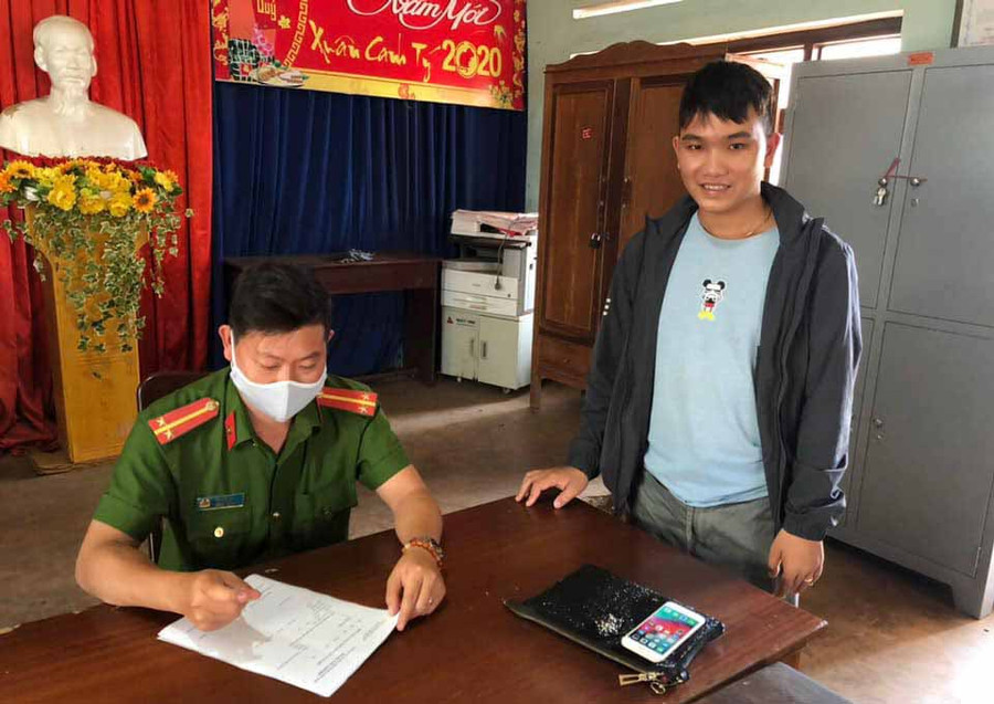 Anh Pháp đã mang toàn bộ số tài sản nhặt được đến trình báo Cơ quan Công an. Ảnh: Văn Ngọc 