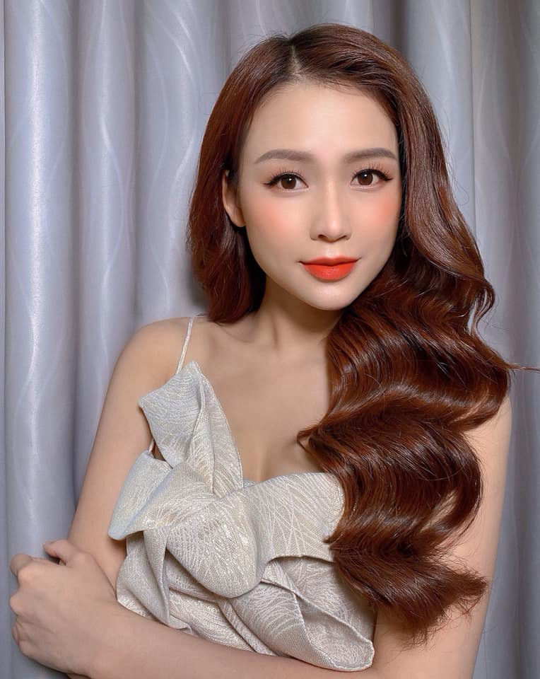 Sam ghi điểm trong mắt khán giả nhờ phong cách thời trang thanh lịch và không kém phần quyến rũ.