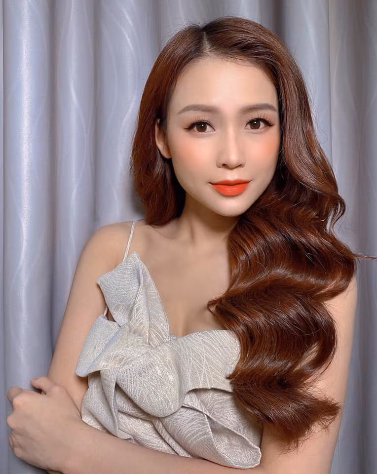 Sam ghi điểm trong mắt khán giả nhờ phong cách thời trang thanh lịch và không kém phần quyến rũ.