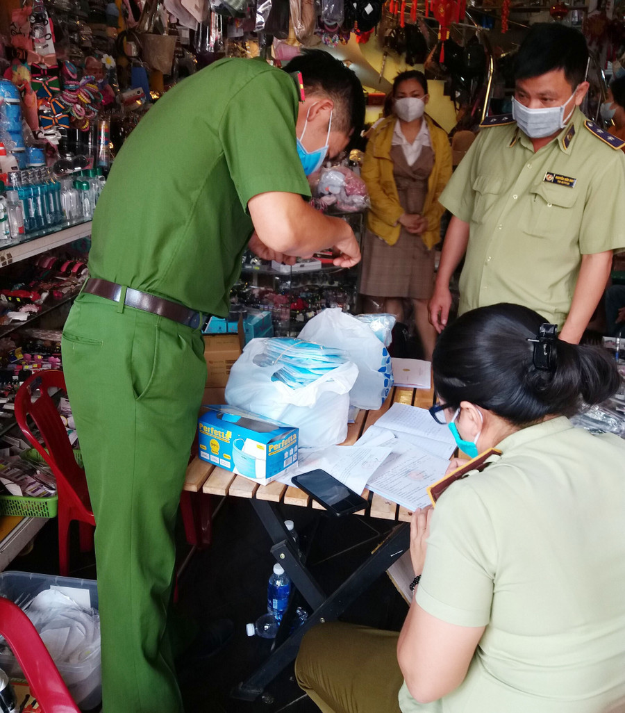 Bà Dung bán khẩu trang cao gấp 8 lần so với giá trước thời điểm xảy ra dịch Covid-19. Ảnh: Q.T