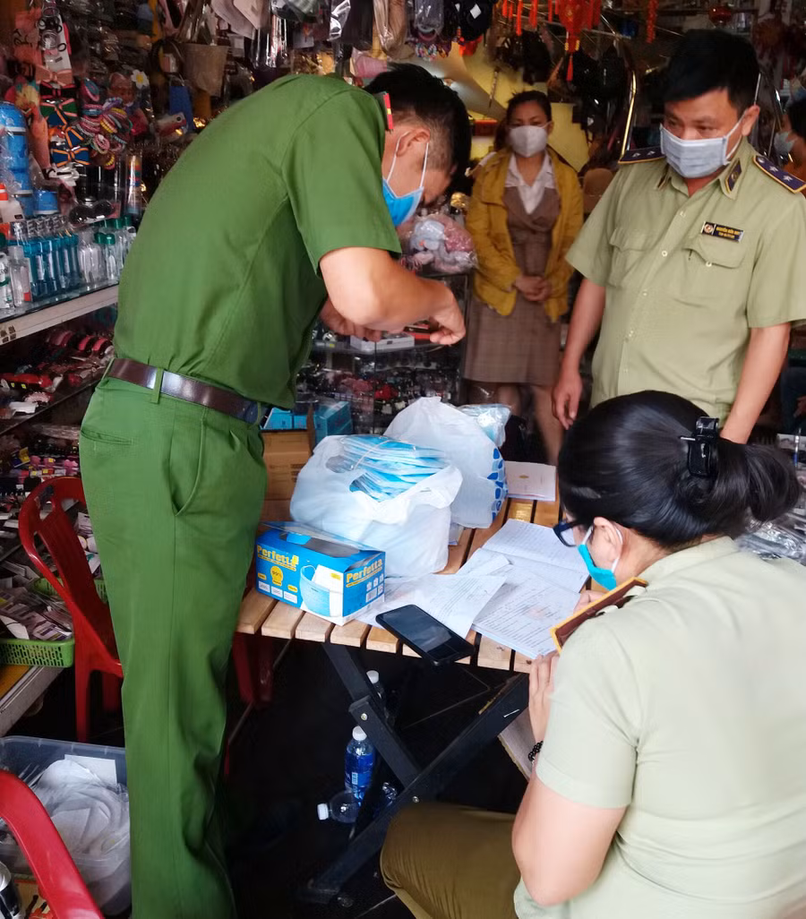 Bà Dung bán khẩu trang cao gấp 8 lần so với giá trước thời điểm xảy ra dịch Covid-19. Ảnh: Q.T