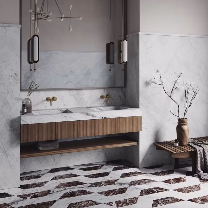 Tường phòng tắm ốp đá thạch anh hình vân mây, dễ dàng làm sạch đồng thời mang đến hiệu ứng thẫm mỹ cao.