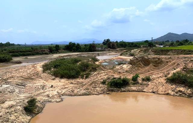 Sông Krông Pắk đoạn qua huyện Ea Kar cạn kiệt nguồn nước.