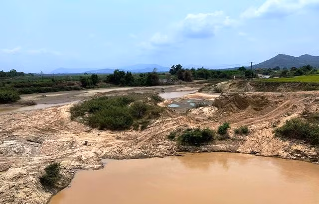 Sông Krông Pắk đoạn qua huyện Ea Kar cạn kiệt nguồn nước.