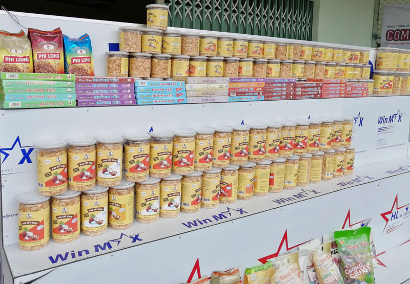 Trưng bày giới thiệu sản phẩm dừa sấy giòn của công ty do Huỳnh Minh Thành làm chủ tại cửa hàng.