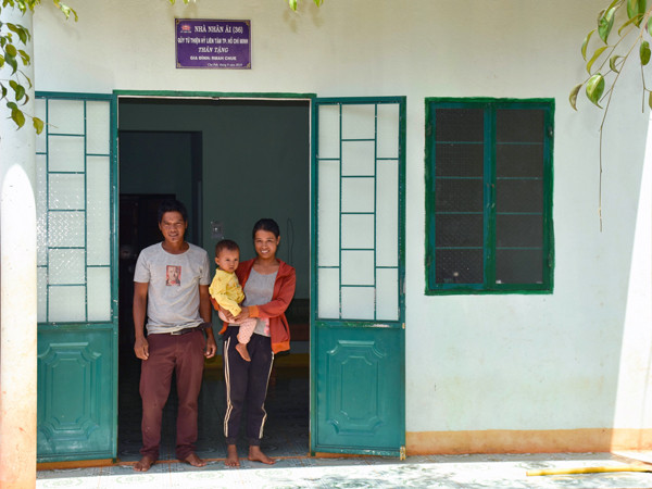 Gia đình anh Rơ Mah Chue (làng Tao Klah, xã Ia Rong) trước căn nhà được hỗ trợ xây dựng. Ảnh: T.D