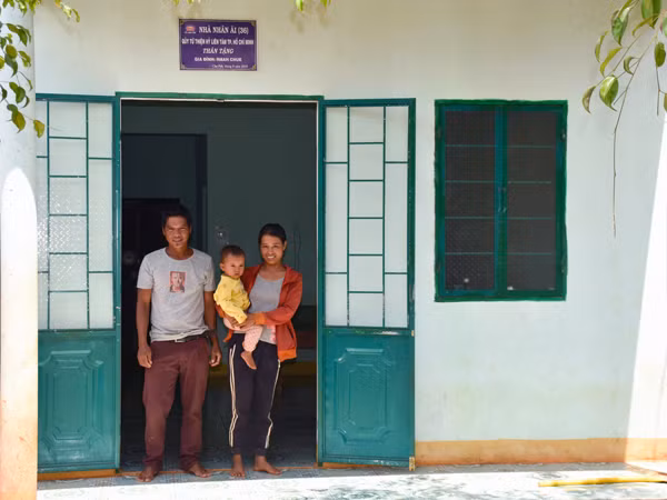 Gia đình anh Rơ Mah Chue (làng Tao Klah, xã Ia Rong) trước căn nhà được hỗ trợ xây dựng. Ảnh: T.D