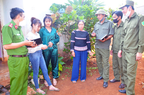 Lực lượng Công an xã Bàu Cạn tuyên truyền vận động nhân dân. Ảnh: T.T
