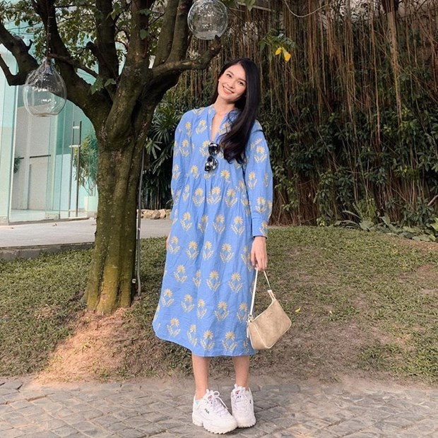 Đầm babydoll họa tiết được Á hậu Thùy Dung kết hợp cùng giày thể thao và sắc cầm tay. Phép cộng ngẫu hứng làm nổi bật phong cách vừa nhẹ nhàng vừa năng động.