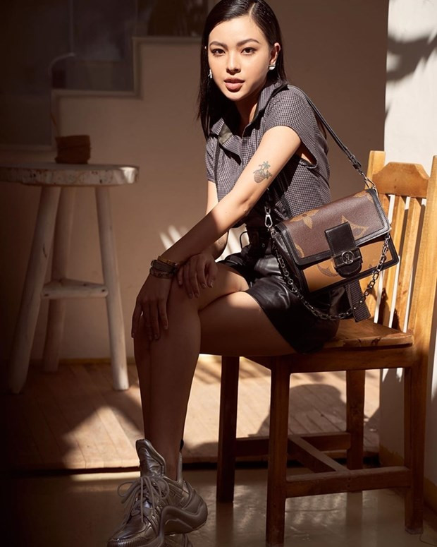 Tú Hảo thần thái ngút trời với trang phục mang đậm cảm hứng mùa hè, phối cùng túi Dauphine và giày Archlight của Louis Vuitton.