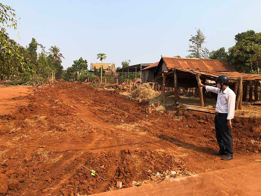 Ông Rơ Mah Klin-Phó Chủ tịch UBND xã Ia Tô chỉ con đường đang được giải tỏa và thi công ở làng Del. Ảnh: Lê Nam Ông Rơ Mah Klin-Phó Chủ tịch UBND xã Ia Tô chỉ con đường đang được giải tỏa và thi cong ở làng Del. Ảnh: Lê Nam