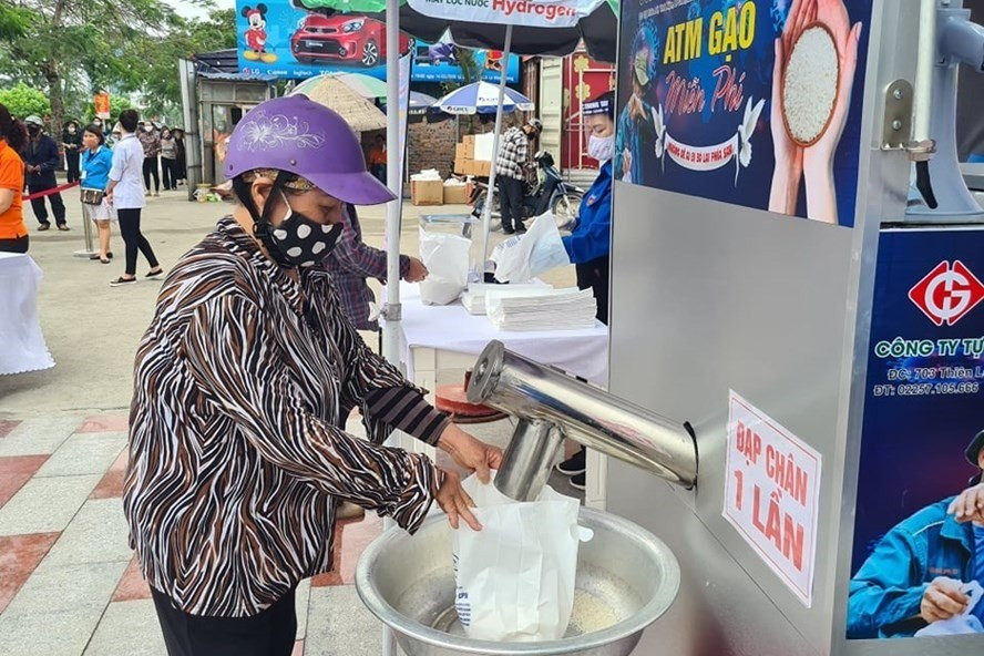 ATM gạo đầu tiên tại Hải Phòng. Ảnh Đặng Luân ATM gạo đầu tiên tại Hải Phòng. Ảnh Đặng Luân