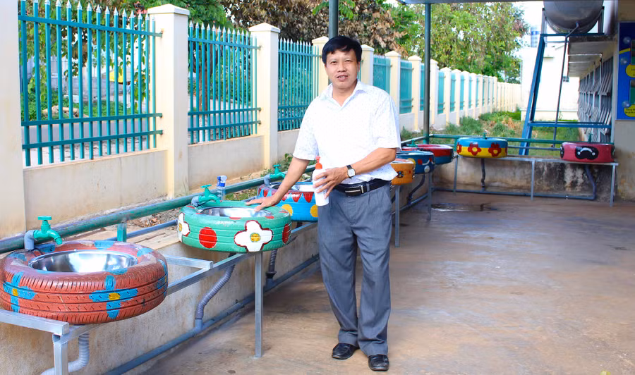 Hệ thống bồn rửa tay tái chế và xà phòng được Trường Tiểu học thị trấn Phú Hòa bố trí tại khu vực gần cổng trường. Ảnh: Hồng Thi