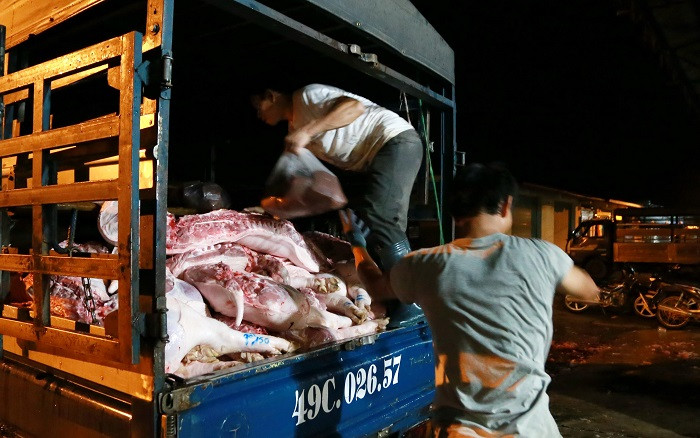 Theo các thương lái, giá thịt heocao là do giá heo hơi vẫn còn cao, trên 70.000 đồng/kg.
