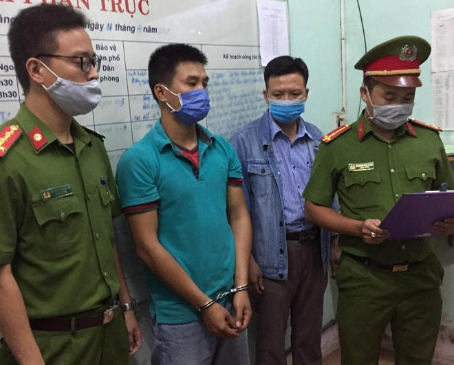 Cơ quan CSĐT Công an tỉnh Thừa Thiên Huế đọc lệnh bắt giữ Trương Đức Sang.