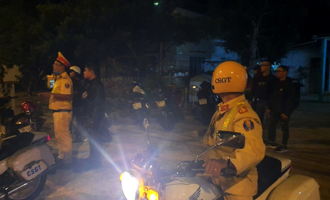 35 xe máy độ chế, xe mô tô phân khối lớn rú ga, nẹt pô chạy tốc độ cao trên QL20 bị lực lượng CSGT Trạm Di Linh tạm giữ. ẢNH: TRÙNG DƯƠNG