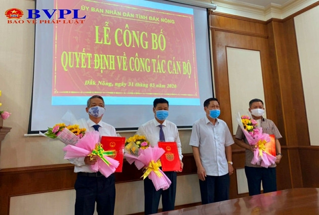  Phó Bí thư Tỉnh ủy, Chủ tịch UBND tỉnh Đắk Nông Nguyễn Bốn (thứ hai bên phải) trao quyết định và tặng hoa cho các cán bộ được điều động, bổ nhiệm