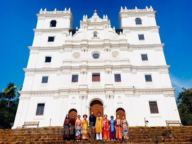 Có lẽ phải một thời gian dài nữa những tà áo dài Việt Nam mới lại có thể xuất hiện ở các điểm du lịch trên thế giới như này. (Ảnh: NVCC/Vietnam+)