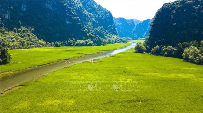 Nhìn từ trên cao xuống những thửa ruộng kéo dài từ trong mép chân núi đá vôi ra gần giữa dòng sông. Nhìn từ trên cao xuống những thửa ruộng kéo dài từ trong mép chân núi đá vôi ra gần giữa dòng sông.