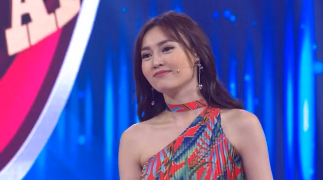 Giống như Midu, Ninh Dương Lan Ngọc được khen ngợi với loạt ảnh xinh đẹp, quyến rũ và thần thái khi xuất hiện trên sóng truyền hình.