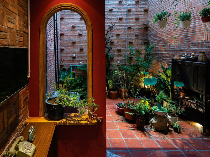 Sân sau giống như một một nốt trầm nhẹ nhàng, mang lại nguồn năng lượng tích cực cho các thành viên trong nhà.