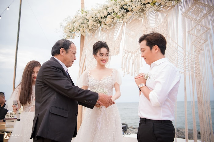 Khoảnh khắc ba của Nhã Phương dắt tay con gái trao cho Trường Giang. Nam diễn viên được đánh giá là yêu chiều vợ hết mực. Khoảnh khắc ba của Nhã Phương dắt tay con gái trao cho Trường Giang. Nam diễn viên được đánh giá là yêu chiều vợ hết mực.