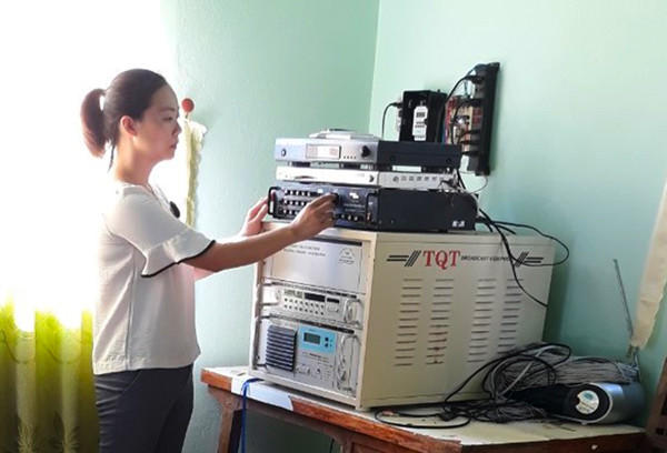 Cán bộ văn hóa xã Sơn Lang (huyện Kbang) thực hiện việc thu, phát thông tin về dịch bệnh Covid-19 qua hệ thống truyền thanh cơ sở. Ảnh: P.V