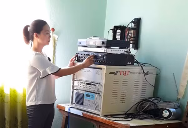 Cán bộ văn hóa xã Sơn Lang (huyện Kbang) thực hiện việc thu, phát thông tin về dịch bệnh Covid-19 qua hệ thống truyền thanh cơ sở. Ảnh: P.V