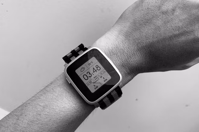 Một số đồng hồ thông minh như Pebble Time Stell có thời lượng pin kéo dài cả tuần. Ảnh: Hữu Thắng