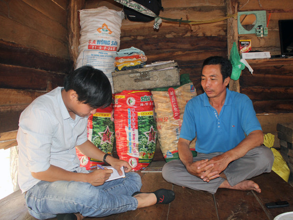 Ông Lê Văn Thịnh (bìa phải) trò chuyện cùng P.V trong ngôi nhà nhỏ. Ảnh: H.S Ông Lê Văn Thịnh (bìa phải) trò chuyện cùng P.V trong ngôi nhà nhỏ. Ảnh: H.S