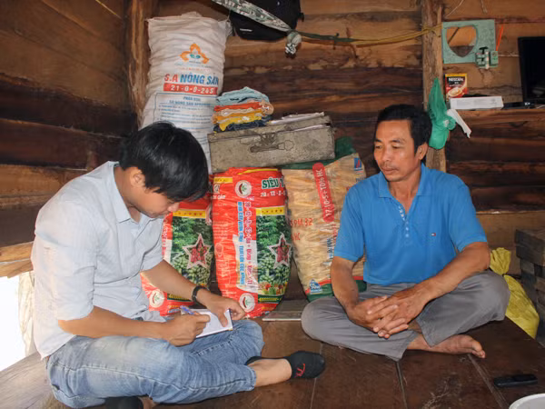 Ông Lê Văn Thịnh (bìa phải) trò chuyện cùng P.V trong ngôi nhà nhỏ. Ảnh: H.S Ông Lê Văn Thịnh (bìa phải) trò chuyện cùng P.V trong ngôi nhà nhỏ. Ảnh: H.S