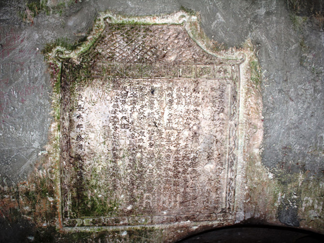 Bia ma nhai Ngũ Uẩn Sơn cổ tích Phật tịch diệt lạc, khắc năm 1631 trên vách động Vân Thông bị xâm hại bởi những ký tự “lưu niệm” - Ảnh: S.X