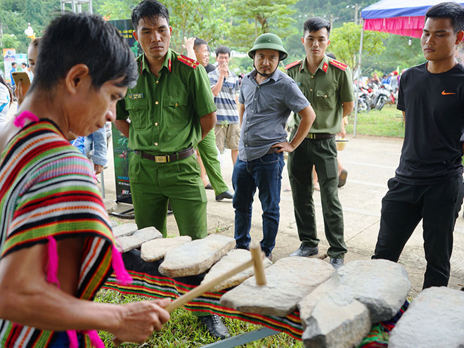 Ông Thập trong một lần biểu diễn đàn đá do mình sáng chế tại lễ hội sâm Ngọc Linh tại H.Nam Trà My - Ảnh: Mạnh Cường Ông Thập trong một lần biểu diễn đàn đá do mình sáng chế tại lễ hội sâm Ngọc Linh tại H.Nam Trà My - Ảnh: Mạnh Cường