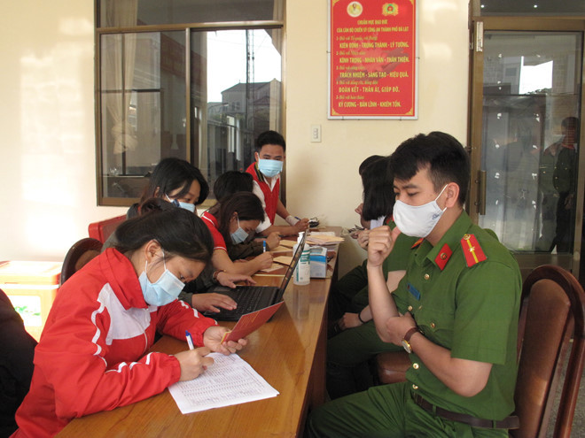 Các chiến sĩ trẻ công an TP. Đà Lạt nhiệt tình tham gia hiến máu nhân đạo. Ảnh: Lâm Viên