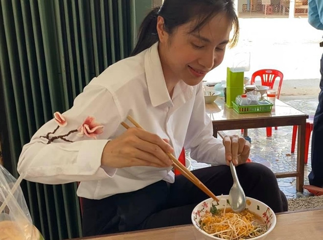 Ca sĩ Thủy Tiên để mặt mộc, ăn mặc giản dị ngồi ăn mì tôm ở quán ven đường khi đi khảo sát miền Tây lắp máy lọc nước chống hạn mặn. Qua ống kính của ông xã Công Vinh, Thủy Tiên được fan hết lời khen ngợi về nhan sắc. Tuy nhiên, một số người cho rằng trông cô hơi gầy và cần tẩm bổ nhiều hơn.