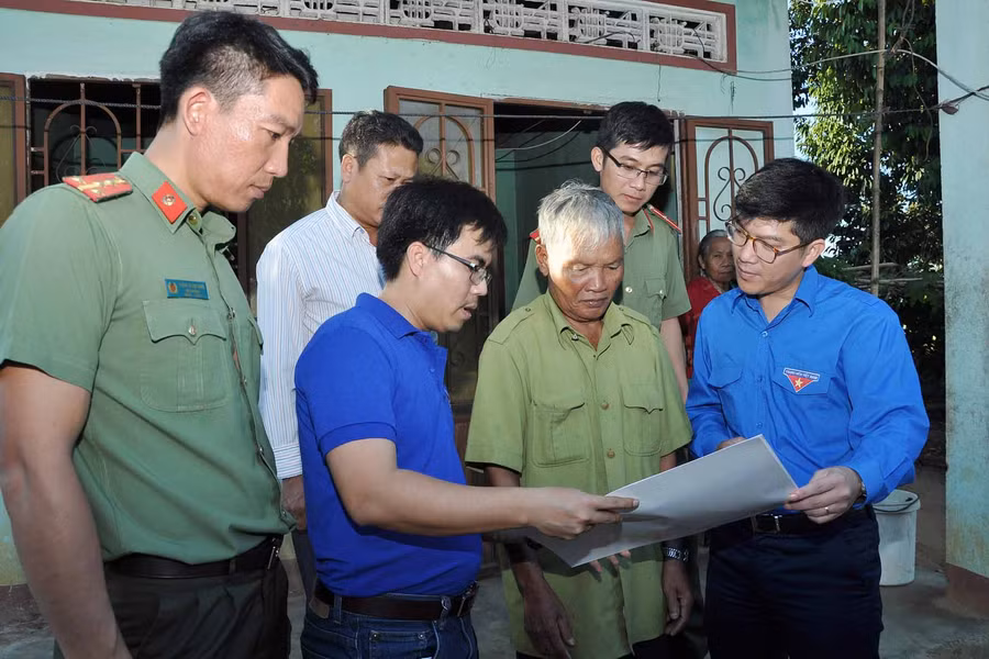 Cán bộ-công nhân viên Công ty thủy điện Ia Ly tuyên truyền người dân qua sơ đồ để bảo vệ lòng hồ. Ảnh: Đinh Yến