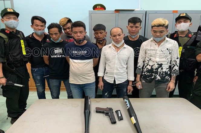 Các đối tượng mang súng đến giải quyết mâu thuẫn bị công an bắt giữ - Ảnh CA Đồng Nai.