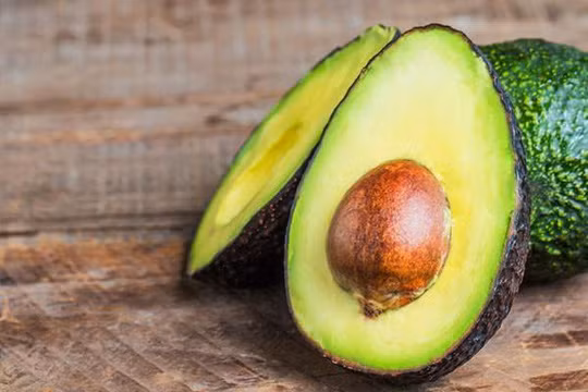 Bơ giúp cơ thể hấp thụ các chất chống oxy hóa trong các loại rau khi bạn ăn rau - Ảnh: Internet