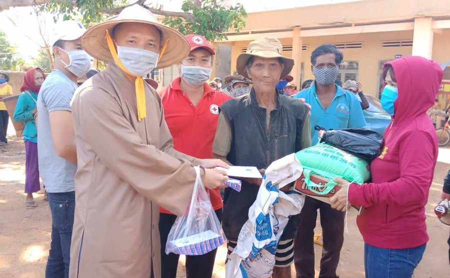 Tặng 150 phần quà cho bệnh nhân phong và người nghèo xã Ia Phang. Ảnh: Hồng Ngọc