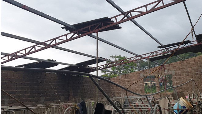 Mưa đá khiến một trang trại chăn nuôi bị tốc mái tại xã Đông Sang (huyện Mộc Châu, Sơn La) - ẢNH: HOÀNG HẢI Mưa đá khiến một trang trại chăn nuôi bị tốc mái tại xã Đông Sang (huyện Mộc Châu, Sơn La) - ẢNH: HOÀNG HẢI