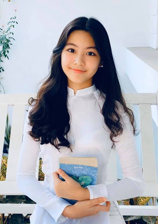 Bức ảnh của hai bố con MC Quyền Linh ngay sau khi đăng tải thu hút hơn 39 nghìn lượt bày tỏ cảm xúc, chia sẻ từ cư dân mạng và người hâm mộ. Nhiều người không khỏi ngỡ ngàng vì chiều cao vượt trội và nhan sắc con gái lớn MC Quyền Linh xinh đẹp như Hoa hậu. Một số khán giả cổ vũ Quyền Linh cho con gái tham gia các cuộc thi nhan sắc trong tương lai. Siêu mẫu Xuân Lan cũng phải trầm trồ: "14 tuổi. Vậy 2 năm nữa con thi Hoa hậu được rồi ba Linh. Chúc mừng sinh nhật con gái nhé!". Bức ảnh của hai bố con MC Quyền Linh ngay sau khi đăng tải thu hút hơn 39 nghìn lượt bày tỏ cảm xúc, chia sẻ từ cư dân mạng và người hâm mộ. Nhiều người không khỏi ngỡ ngàng vì chiều cao vượt trội và nhan sắc con gái lớn MC Quyền Linh xinh đẹp như Hoa hậu. Một số khán giả cổ vũ Quyền Linh cho con gái tham gia các cuộc thi nhan sắc trong tương lai. Siêu mẫu Xuân Lan cũng phải trầm trồ: