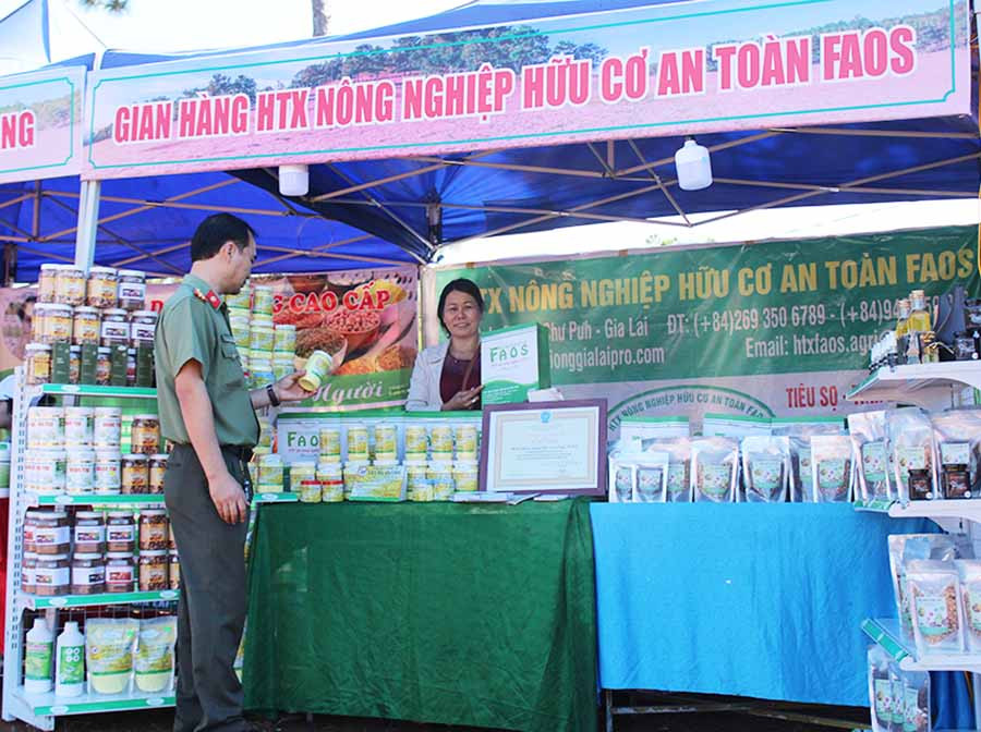 Sản phẩm OCOP của HTX Nông nghiệp Hữu cơ an toàn FAOS (huyện Chư Pưh, Gia Lai). Ảnh: Nguyễn Diệp Sản phẩm OCOP của HTX Nông nghiệp Hữu cơ an toàn FAOS (huyện Chư Pưh). Ảnh: Nguyễn Diệp