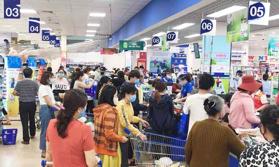 Siêu thị quá tải khi người dân đổ xô mua hàng rất đông. Ảnh: Vũ Thảo Siêu thị quá tải khi người dân đổ xô mua hàng rất đông. Ảnh: Vũ Thảo