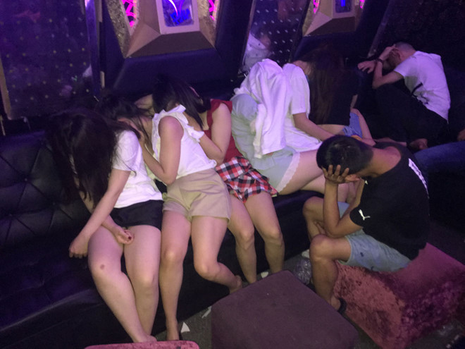 Nhóm thanh niên sử dụng ma túy tại quán karaoke HTV. ẢNH: PHAN BÁ