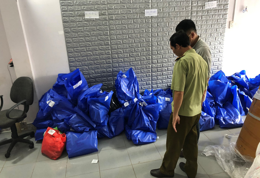 Nhiều sản phẩm đã được các cơ sở này đóng gói chuẩn bị gửi cho khách. Ảnh: Q.T