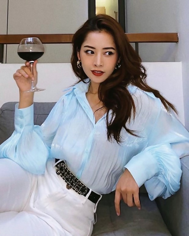 Khi không thể ra nhà hàng, Chi Pu vẫn có thể mở tiệc tại gia, thư thả uống rượu vang với trang phục sang chảnh. Cô nàng diện sơ mi tay phồng với quần cạp cao, makeup chỉn chu, làm bật vẻ kiêu kỳ, sắc sảo.