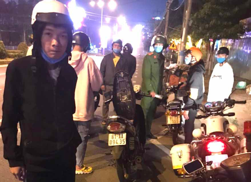 30 đối tượng thanh-thiếu niên đã bị lực lượng Công an xử lý. Ảnh: Văn Ngọc 30 đối tượng thanh-thiếu niên đã bị lực lượng Công an xử lý. Ảnh: Văn Ngọc