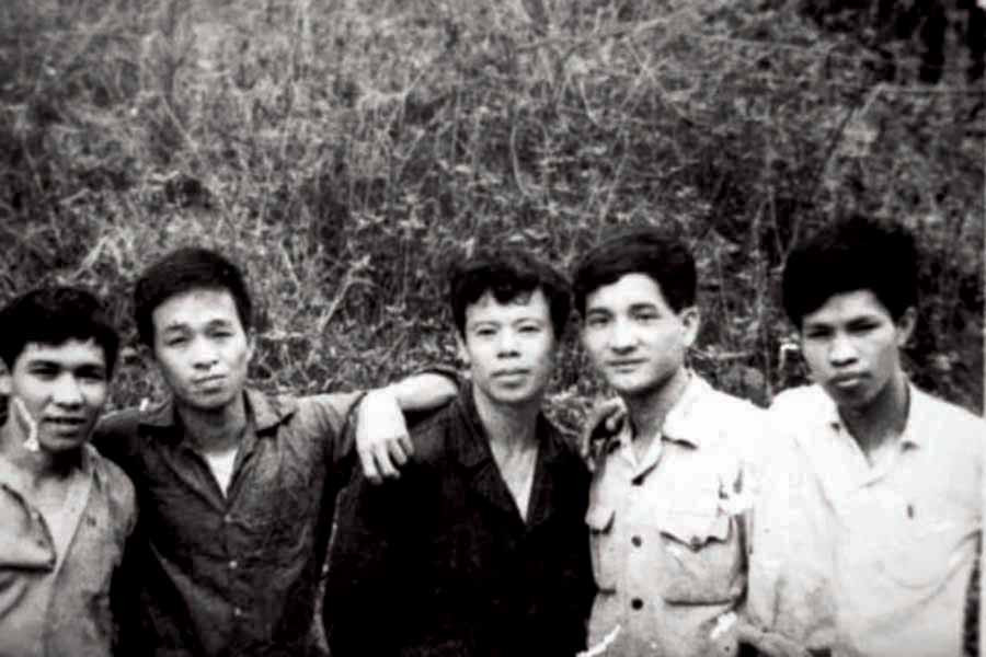 Từ trái sang: Nhà thơ Nguyễn Văn Long (hy sinh tháng 5/1970 trên Trường Sơn), nhà báo Nguyễn Thế Khoa, nhà thơ Đỗ Năm Cao, nhà sử học Trần Đức Cường và nhà thơ Ngô Thế Oanh ở khu huấn luyện Hòa Bình trước khi vào chiến trường. Từ trái sang: Nhà thơ Nguyễn Văn Long (hy sinh tháng 5/1970 trên Trường Sơn), nhà báo Nguyễn Thế Khoa, nhà thơ Đỗ Năm Cao, nhà sử học Trần Đức Cường và nhà thơ Ngô Thế Oanh ở khu huấn luyện Hòa Bình trước khi vào chiến trường.