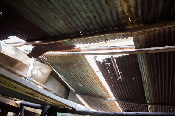 Mái nhà dột tả tơi mà gia chủ chỉ có thể chạy ăn từng bữa, không đủ tiền để sửa - Ảnh: A.V.